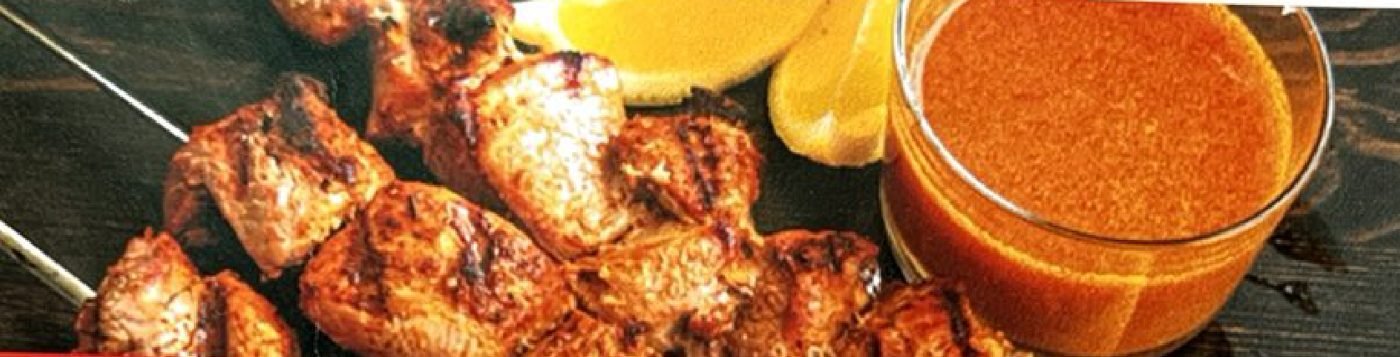 Gegrillte Fleischspieße mit Zitrone und Ajvar